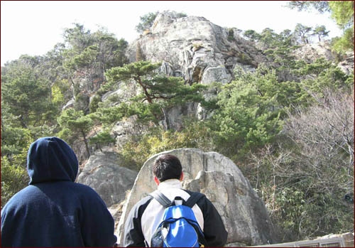 칠불암 뒤 절벽 위에 '구름타는 보살'이 있는 신선암이 있다. 